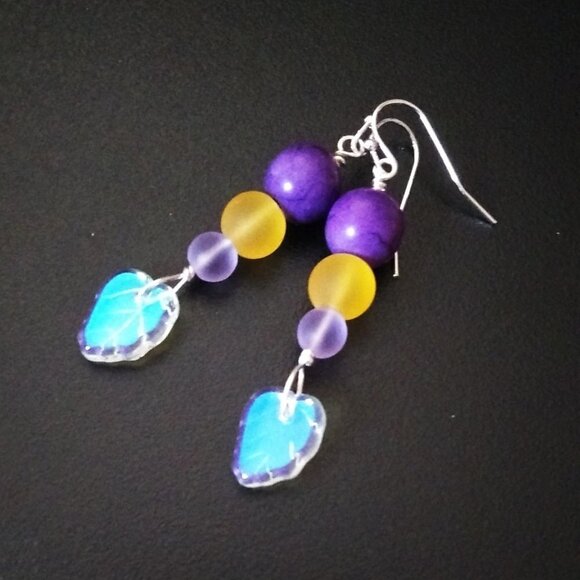 🍂🍁🍃 3/$25! Short Stack! Shimmering Leaf + Beads Dangle Earrings! - Picture 1 of 8